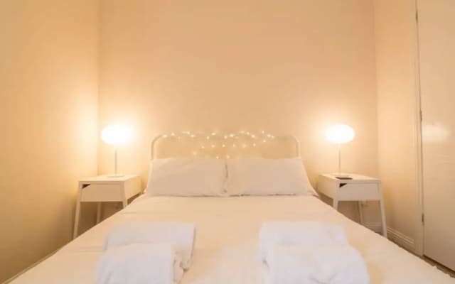 Spacious Canal side Apartment With Free Parking - photo 4