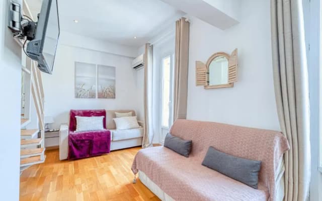 Massena Street - 1 Bdr Duplex with AC & Parking - photo 5