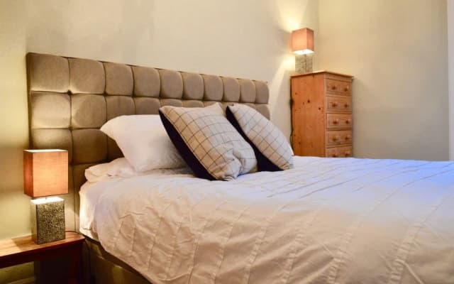 Homely 2 Bedroom Apartment in Stockbridge - photo 2