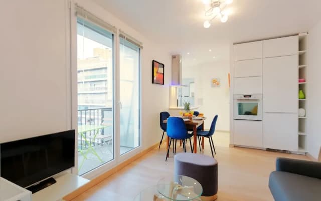 Eiffel Tower View Private Apartment - photo 5