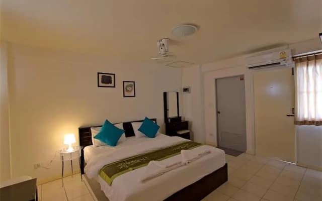 OYO Srirat Residence - photo 2