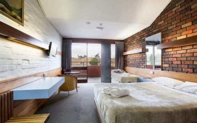 The Manhattan Hotel - photo 2