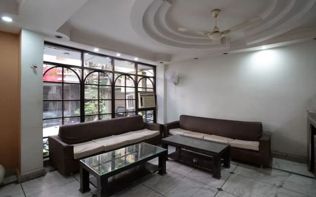 OYO 43687 Golden Deluxe Hotel - photo 2