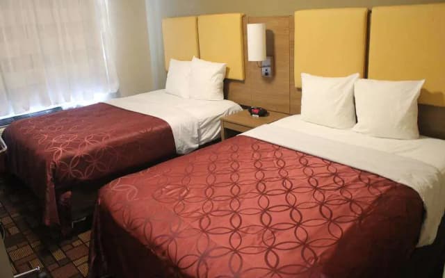 Days Inn by Wyndham Brooklyn Borough Park - photo 4