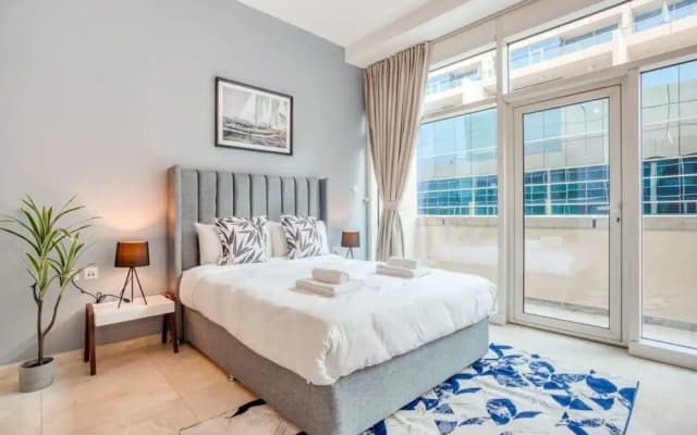 Chic & Cosy Apartment in Bay Square - photo 2