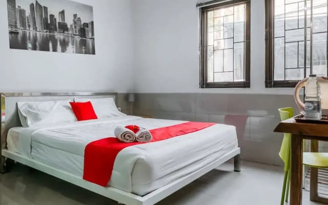 RedDoorz Plus near Mall Taman Anggrek 2 - photo 2
