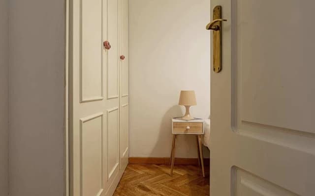 Cute 1 Bed Flat w Balcony, 2 min to Metro - photo 2