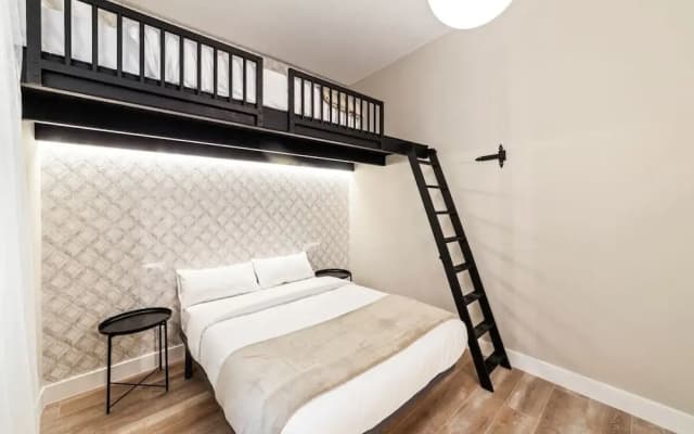 Bright & Spacious Three Bedroom Apartment in Centro - photo 5