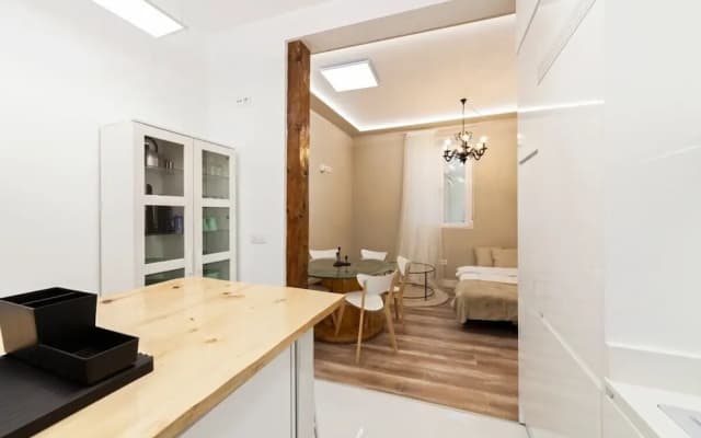 Bright & Spacious Three Bedroom Apartment in Centro - photo 4