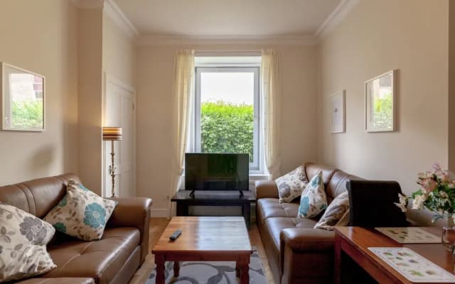 1 Bedroom Traditional Leith Flat - photo 2