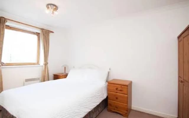 Millharbour Apartments - photo 2