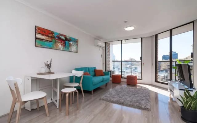 New Modern Apartment in Central Location - photo 3