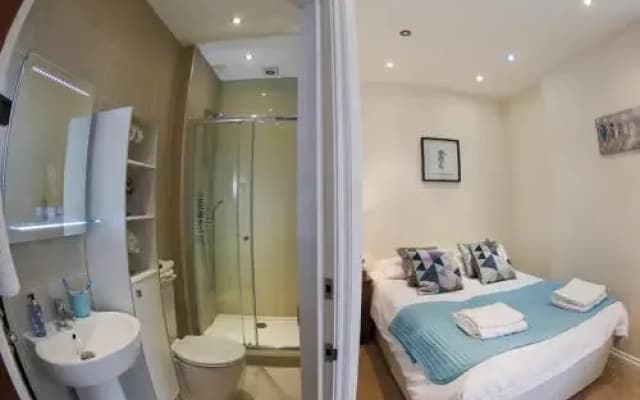 Finchley Central - Spacious Triplex - photo 4
