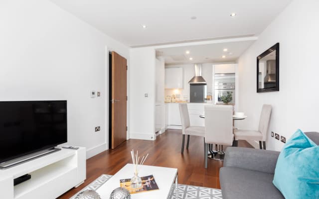 Lincoln Plaza Apartments - photo 4